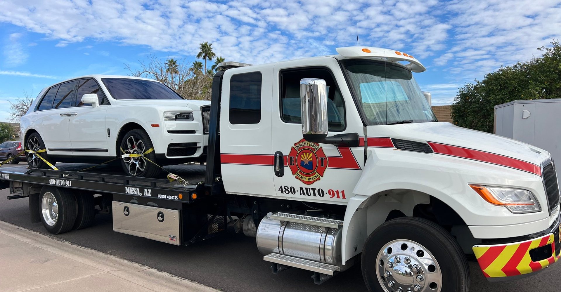 Grúa de plataforma de Emergency Towing transportando un vehículo en Mesa, Arizona