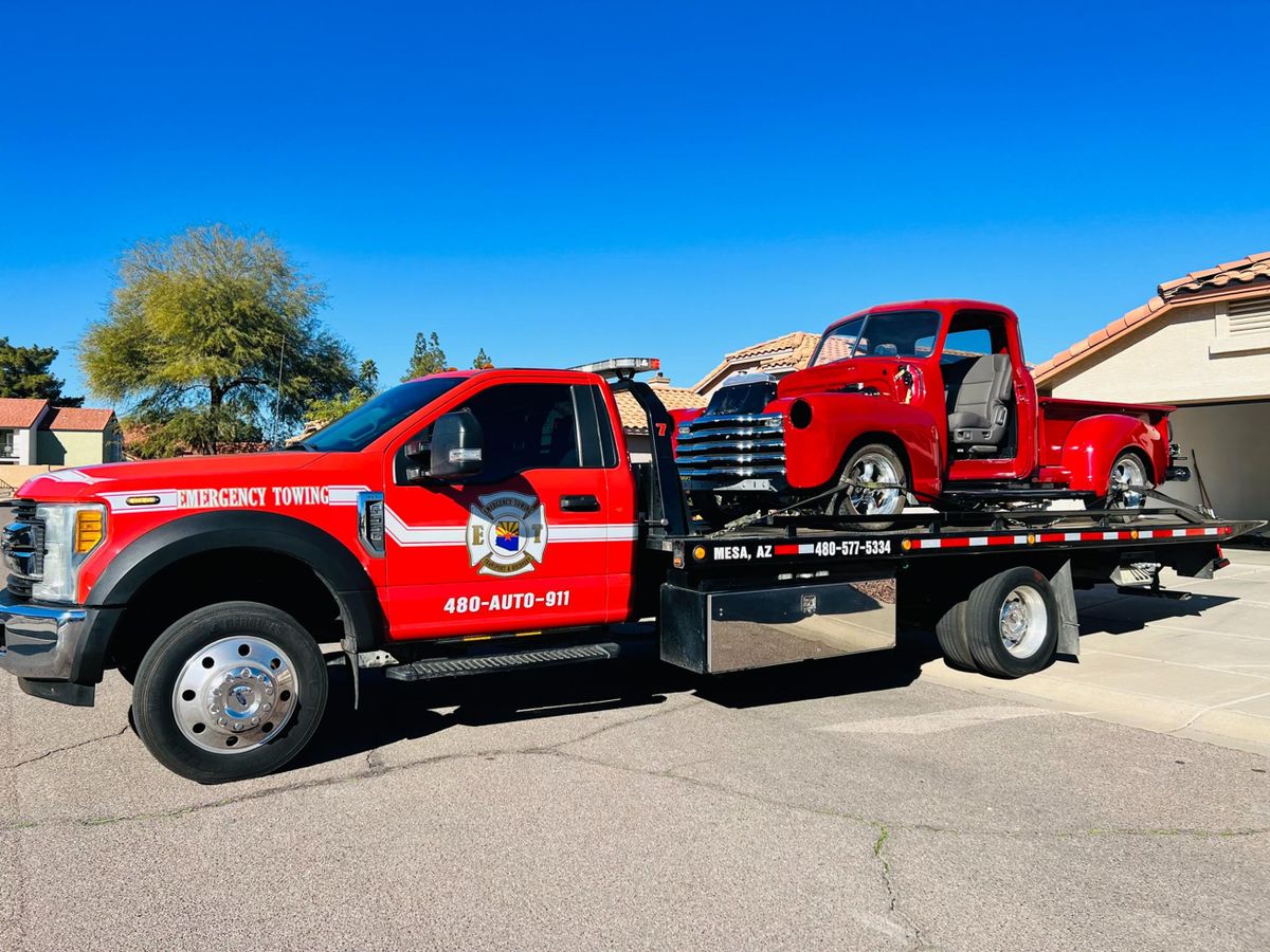 Emergency Towing flatbed loading a pickup with the price agreed before rollout