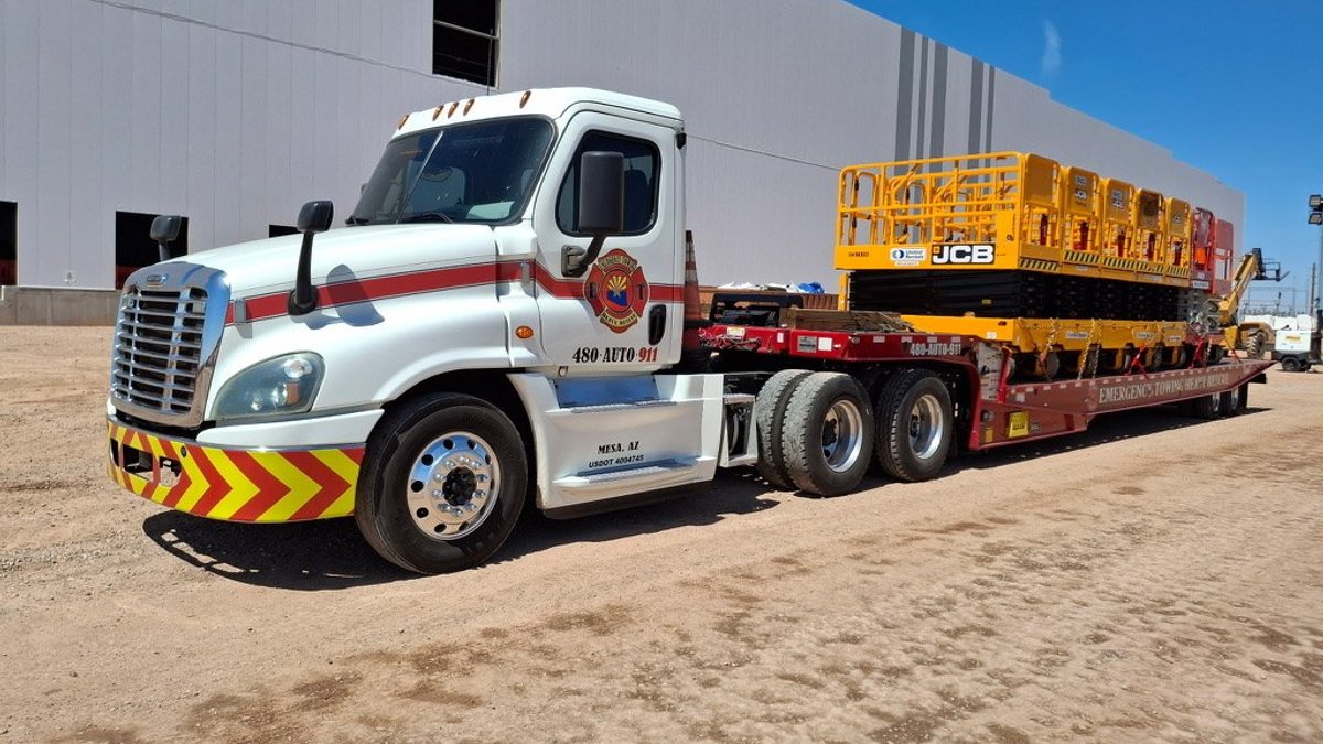 Landoll trailer hauling JCB scissor lifts for a commercial job in Arizona